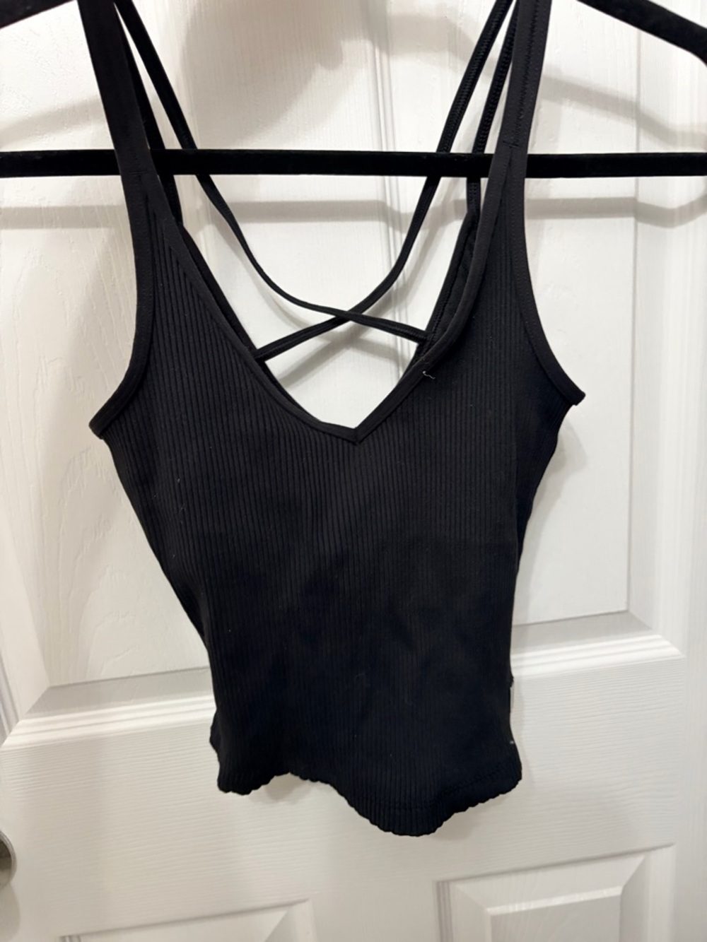 Vuori Women’s Ribbed Cropped Tank Top in black